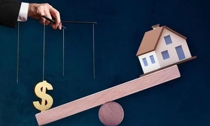 Khi dùng đòn bẩy mua bất động sản, nếu không may thị trường đóng băng, chúng ta lại vô tình đu đỉnh ngay cơn sóng thì vốn liếng sẽ bị chôn vùi tại chỗ