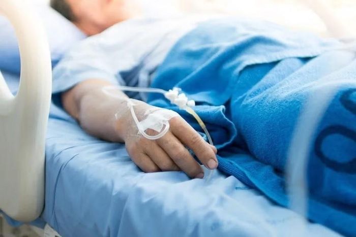 Khi gặp biến cố sức khỏe nghiêm trọng, chúng ta vừa phải nghỉ làm vừa phải liên tục móc tiền túi ra cho vô số khoản chi phí