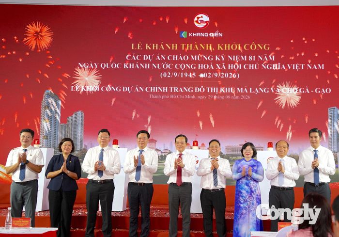Các đại biểu chụp hình lưu niệm ở điểm cầu trực tuyến tại Dự án chỉnh trang đô thị khu Mả Lạng và Chợ Gà - Gạo, thuộc phường Cầu Ông Lãnh.