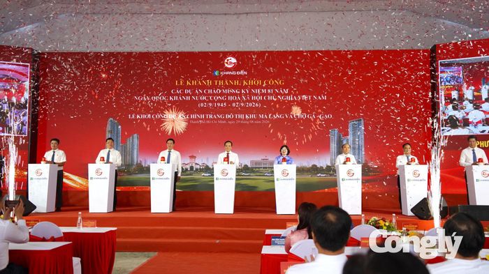 Bí thư Thành ủy TP.HCM Trần Lưu Quang và các đại biểu thực hiện nghi thức bấm nút ở điểm cầu trực tuyến.