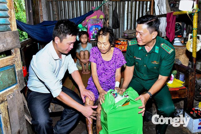 Ban tổ chức tổ chức đến tận nhà trao quà cho các hộ gia đình có hoàn cảnh khó khănvùng sâu vùng xa.