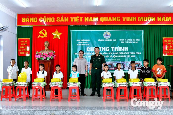 Thượng tá Phạm Nguyễn Thế Phong, Ủy viên Ban Thường vụ Đảng ủy, Chủ nhiệm Chính trị, Ban chỉ huy BĐBP TP Cần Thơ và đại diện mạnh thường quân trao quà cho các em học sinh tại chương trình.