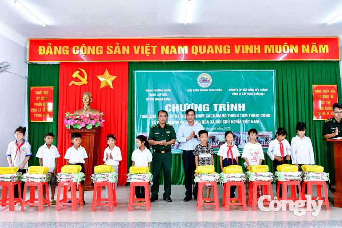 Đại điện đồn Biên phòng Vĩnh Châu, mạnh Thường quân và lãnh đạo UBMTTQ Việt Nam phường Vĩnh Châu trao quà cho các em học sinh và các hộ gia đình có hoàn cảnh khó khăn tại chương trình.