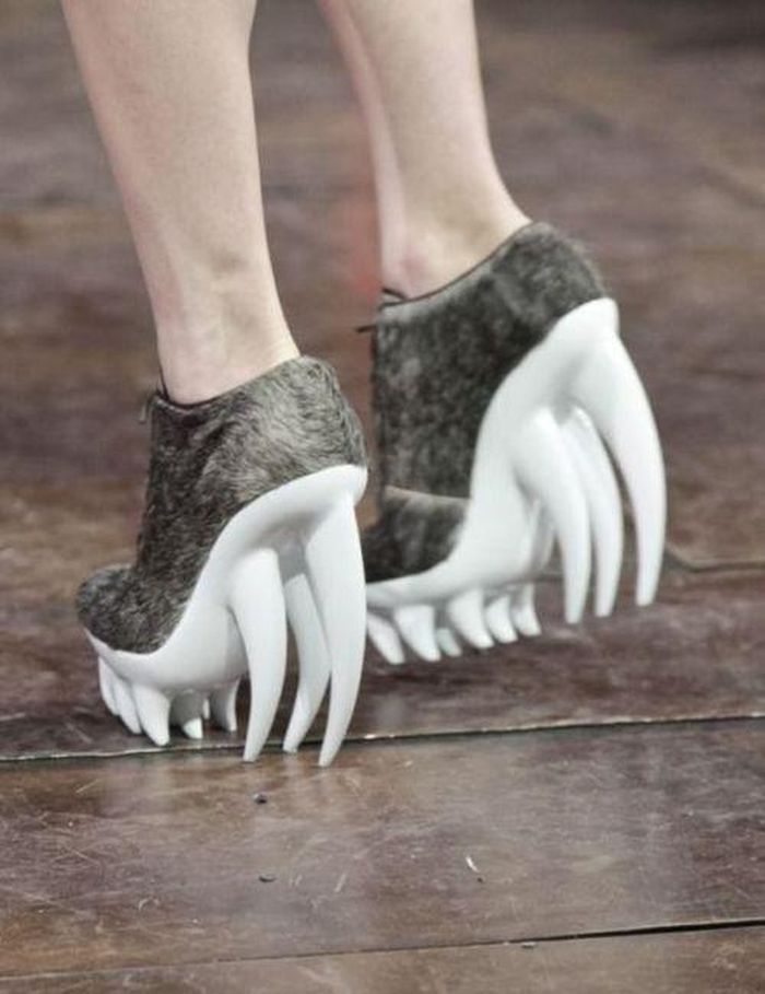 Giày cao gót hình dạng kỳ quái lại rất hot cho mùa hè này. Ảnh: Ugly Shoes