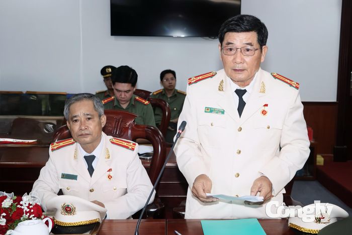 Thượng tá Trần Quốc Phong đại diện cho các đảng viên được trao tặng Huy hiệu Đảng phát biểu tại buổi lễ