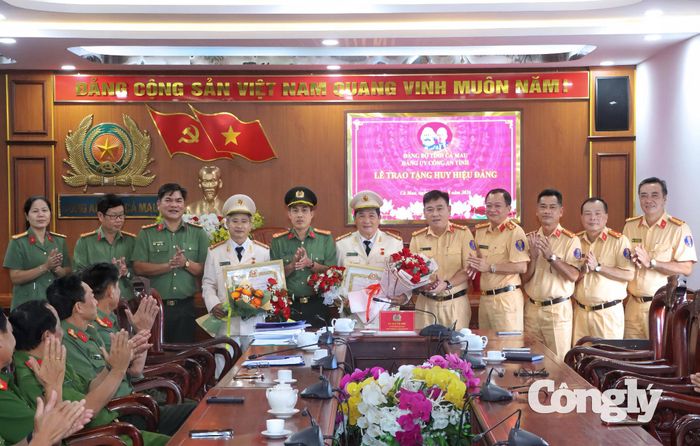 Đại tá Lê Tấn Vinh, Phó Bí thư, Phó Giám đốc Công an tỉnh chụp ảnh lưu niệm với lãnh đạo 2 đơn vị
