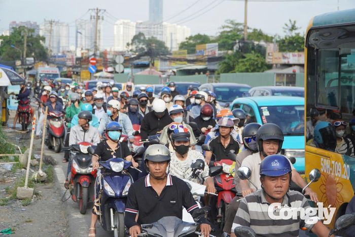 Dòng người nối đuôi nhau trên đường Lương Định Của. Ảnh: G.Anh.