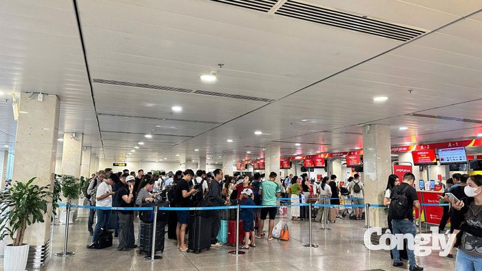 Sân bay phục vụ hơn 128.000 hành khách ngày đầu nghỉ lễ.