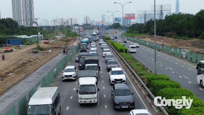 Dòng xe nối đuôi nhau trên cao tốc TPHCM - Long Thành - Dầu Giây.