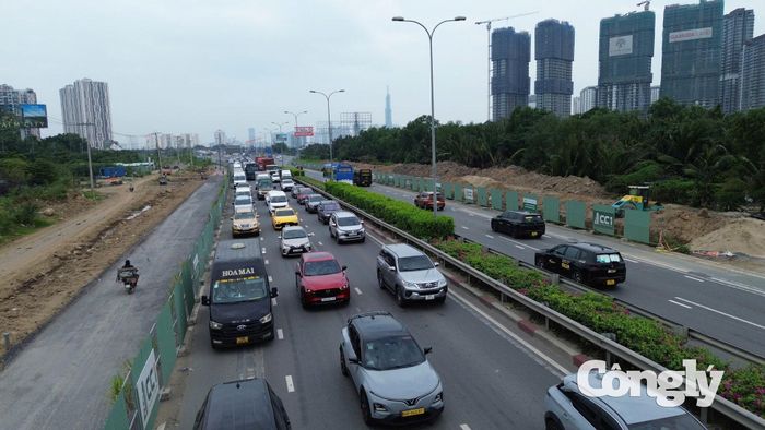 Hàng nghìn ô tô phải di chuyển chậm, nhiều thời điểm gần như đứng yên.