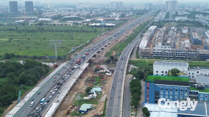 Cửa ngõ TP.HCM ùn ứ, người dân chật vật rời thành phố nghỉ lễ.