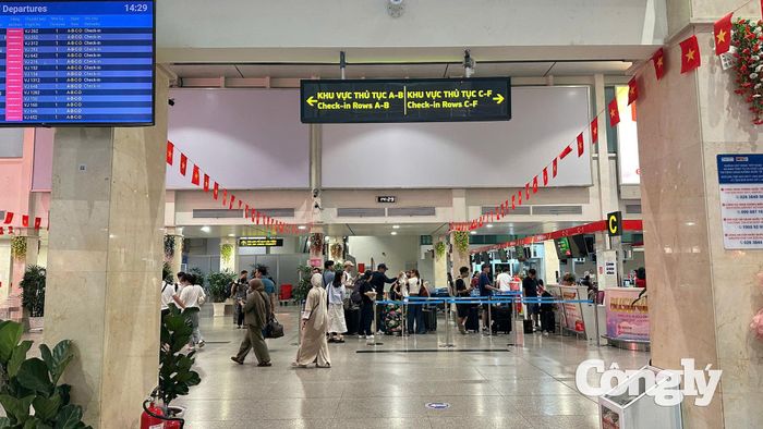 Hành khách qua lại sân bay Tân Sơn Nhất ngày lễ.