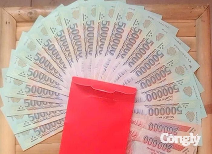 Gần 10 triệu đồng đánh rơi được nhân viên trả lại cho du khách.