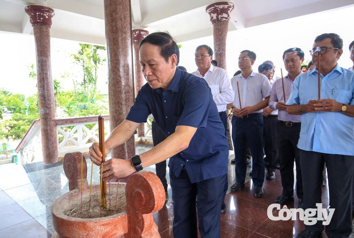 Phó Thủ tướng và đoàn công tác Trung ương; lãnh đạo tỉnh Tây Ninh dâng hương tại Nhà bia Di tích lịch sử - văn hóa “Địa điểm thành lập cơ sở Đảng Cộng sản đầu tiên tỉnh Tây Ninh tại Giồng Nần”. Ảnh: Sỹ Công.