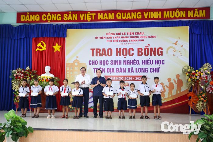 Phó Thủ tướng Chính phủ Lê Tiến Châu và Chủ tịch UBND tỉnh Lê Văn Hẳn trao học bổng cho các em học sinh. Ảnh: Sỹ Công.