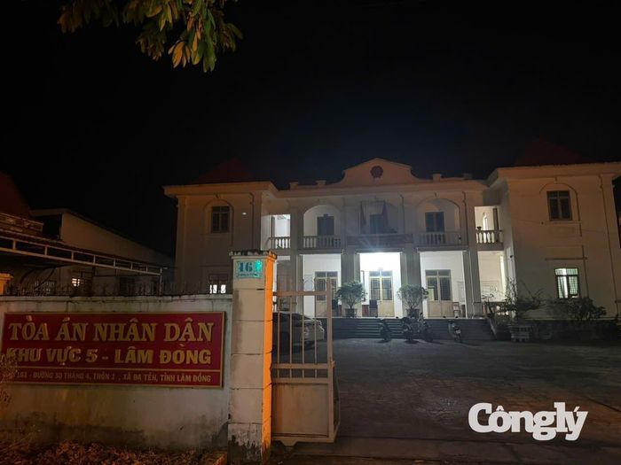 Phía sau những khung cửa sáng đèn là sự tận tụy, miệt mài với công việc của cán bộ công chức, TAND khu vực 5 - Lâm Đồng