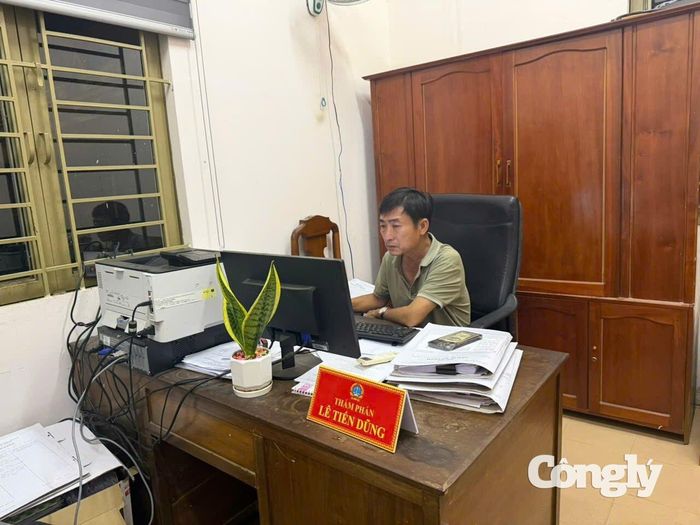 Thẩm phán Lê Tiến Dũng, TAND khu vực 5 - Lâm Đồng miệt mài với công việc.