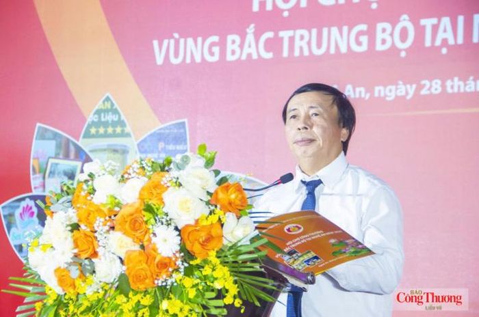 Ông Phạm Văn Hoá, Giám đốc Sở Công Thương Nghệ An phát biểu khai mạc hội chợ. 