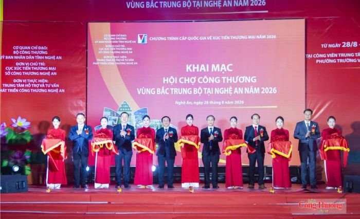 Các đại biểu cắt băng khai mạc hội chợ. 