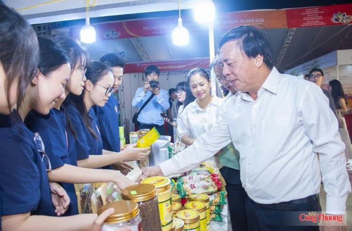 Các bạn trẻ tham gia hội chợ để lan toả giá trị của các sản phẩm thủ công nghiệp, sản phẩm OCOP địa phương.  