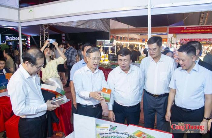 Lãnh đạo Sở Công Thương Nghệ An cùng các đại biểu tham quan các gian hàng. 