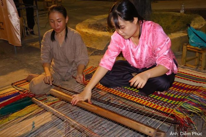 Hoạt động trải nghiệm làm chiếu.