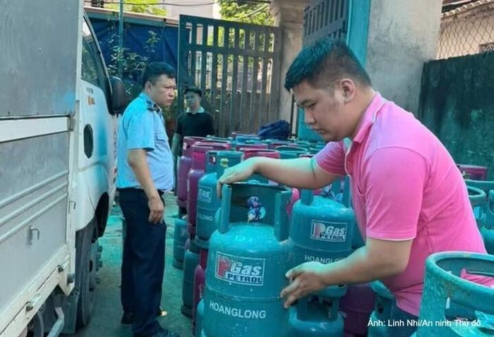 Lực lượng chức năng thu giữ các tang vật.