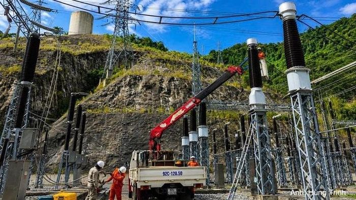 Thực hiện công tác vệ sinh, bảo dưỡng Trạm phân phối 220 kV - Nhà máy Thủy điện Sông Bung 4.