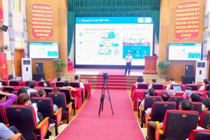 Ông Nguyễn Hữu Tuấn, Giám đốc Trung tâm Phát triển thương mại điện tử và Công nghệ số - Cục Thương mại điện tử và Kinh tế số, Bộ Công Thương giới thiệu về Luật Thương mại điện tử tại sự kiện. 