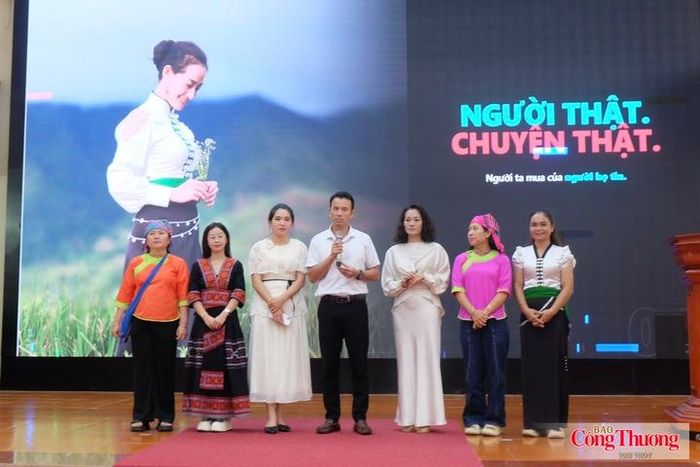Nhóm "Bình Lư Digital" cùng KOL Cô Ba Hồng chia sẻ kinh nghiệm về kỹ năng bán hàng trên nền tảng TikTok. 