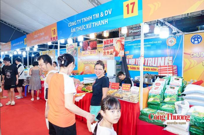 Người dân tham quan mua sắm tại các gian hàng.