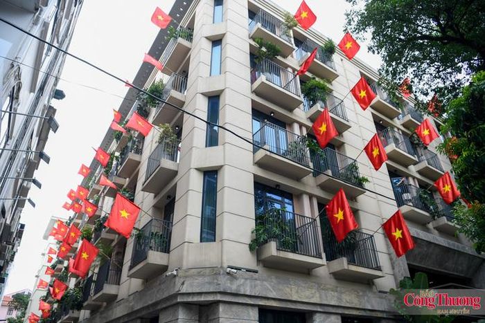 Nhìn lá cờ tung bay, người dân cảm nhận càng rõ hơn giá trị của hai tiếng "hòa bình".