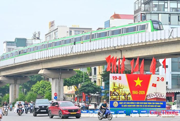 Tấm pano nổi bật tại góc phố Hào Nam trở thành điểm nhấn cho không gian đô thị hướng về ngày lễ lớn.