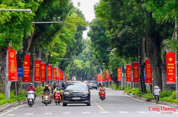 Hưởng ứng ngày hội non sông, nhiều cơ quan, doanh nghiệp trên địa bàn Thủ đô đồng loạt trang hoàng mặt tiền bằng sắc đỏ của cờ Tổ quốc, thể hiện tình yêu quê hương sâu sắc.