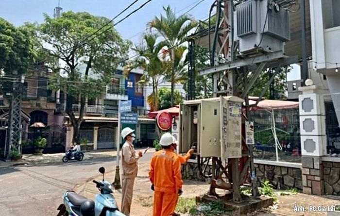 Kiểm tra các trạm biến áp, tuyến đường dây cấp điện cho các phụ tải quan trọng trước kỳ nghỉ Quốc khánh.
