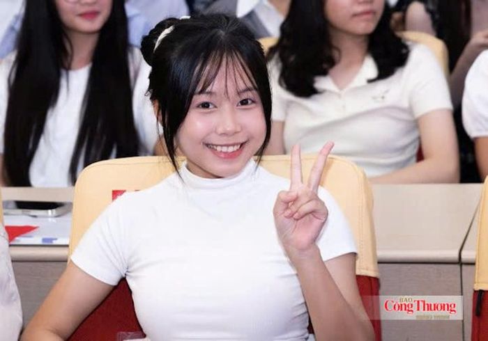 Sinh viên Đại học Công nghiệp Hà Nội tự tin trong ngày nhập học. 