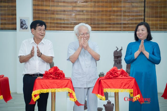 Hơn 50 tác phẩm được giới thiệu mang tên "Phía sau lũng núi" tại không gian Công ty Cổ phần Gốm HHU, xã Bát Tràng, TP. Hà Nội đã mở ra một không gian nghệ thuật độc đáo.