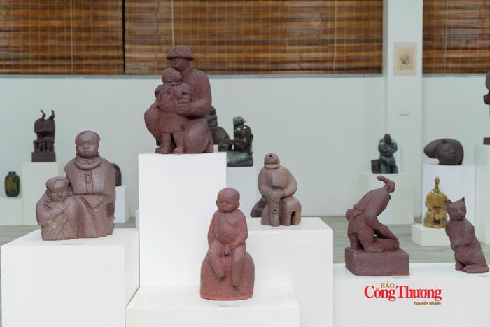 Những tác phẩm về hình ảnh về cuộc sống, đặc biệt là con người ở các vùng núi Tây Bắc được khắc hoạ trong "Phía sau lũng núi".