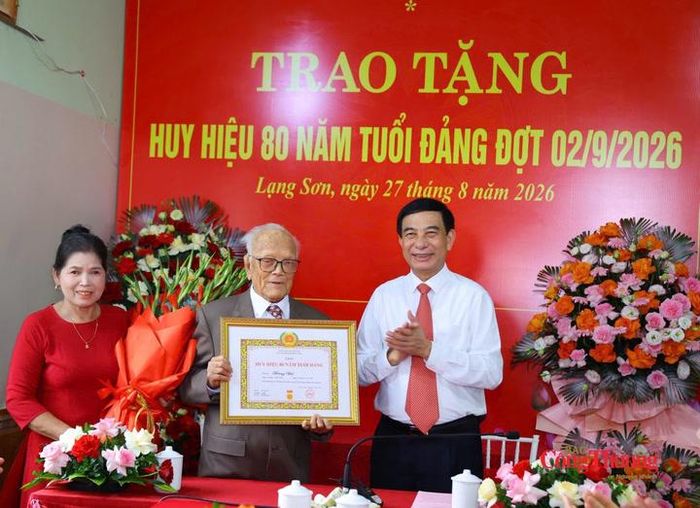 Đại tướng Phan Văn Giang trao Huy hiệu 80 năm tuổi Đảng tới đảng viên lão thành Hoàng Hai tại tỉnh Lạng Sơn.
