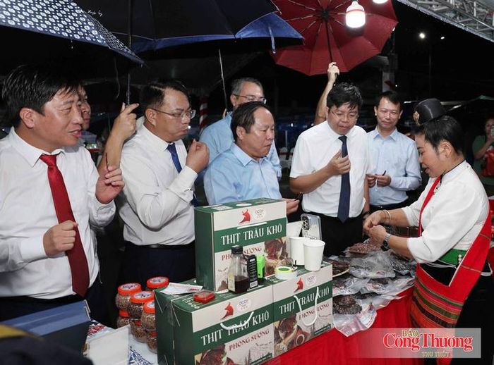 Các đại biểu tham quan gian hàng OCOP tại chuỗi sự kiện. 