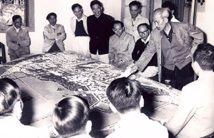 Chủ tịch Hồ Chí Minh xem Đề án quy hoạch xây dựng Thủ đô tháng 11/1959. Ảnh tư liệu