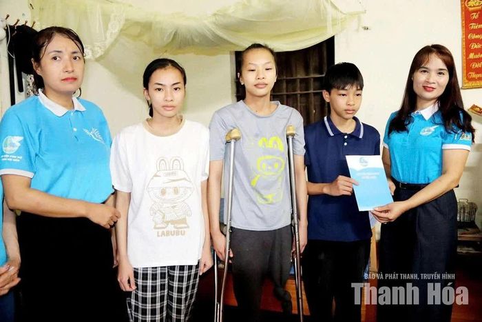 Hội LHPN xã Thọ Long trao kinh phí đỡ đầu cho trẻ mồ côi khó khăn.