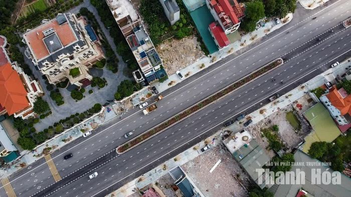 Theo đó, Đại lộ Lê Lợi có bề rộng 43m bao gồm vỉa hè, tính riêng nền đường rộng 30m với vận tốc thiết kế 50 km/h.