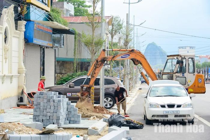 Để kịp thông xe kỹ thuật vào ngày 2/9, Ban Quản lý dự án đầu tư xây dựng các công trình dân dụng và công nghiệp Thanh Hóa đã tổ chức cấm phương tiện lưu thông trên đoạn này để tạo mặt bằng cho nhà thầu đẩy nhanh tiến độ, đồng thời bảo đảm an toàn.
