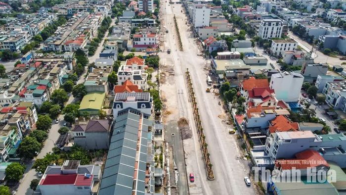 Tại những vị trí đã được bàn giao mặt bằng, nhà thầu tiến hành gia cố nền đường nhằm bảo đảm chất lượng và tiến độ công trình.