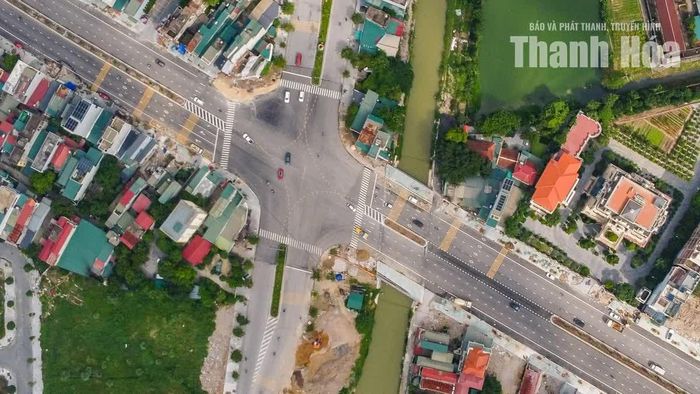 Dự án có 2 cây cầu là cầu Cao bắc qua kênh Bắc và cầu Đống bắc qua sông Nhà Lê. Đến nay, cầu Cao đã hoàn thiện cơ bản và đồng bộ với tuyến đường mới.
