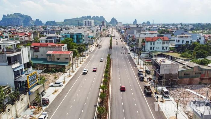 Ghi nhận trên tuyến Đại lộ Lê Lợi, đoạn từ ngã tư Phú Sơn đến đường Đặng Việt Châu hiện cơ bản hoàn thành nền đường.