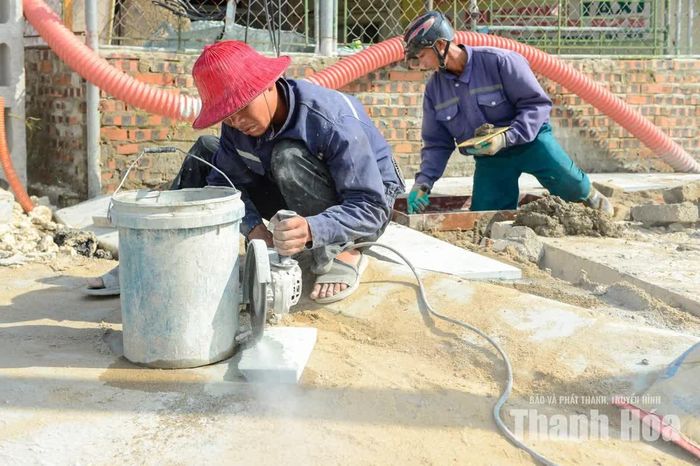Để đáp ứng yêu cầu thông xe kỹ thuật dịp 2/9, chủ đầu tư yêu cầu các nhà thầu tăng cường nhân lực, máy móc, thiết bị, tổ chức thi công khẩn trương tại những vị trí còn lại.