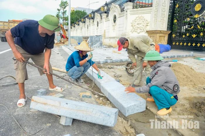 Vỉa hè hai bên tuyến cũng đang được lát, bó vỉa.