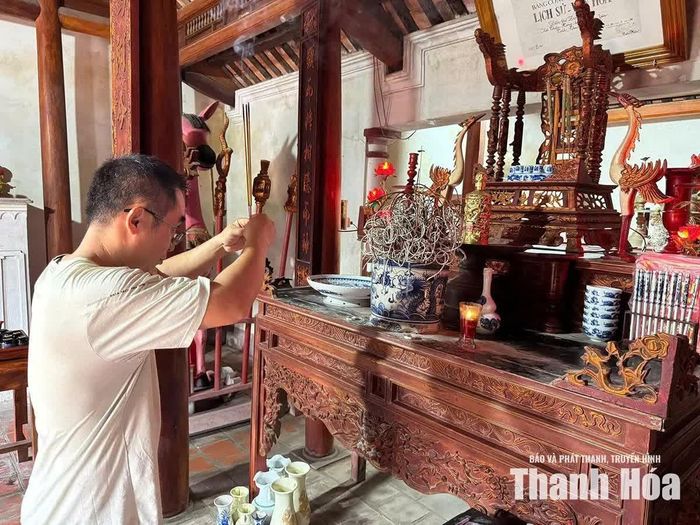 Con cháu dòng họ Đinh dâng hương tại đền thờ Đinh Lễ.